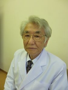 白衣を着た高齢の医師・職員の肖像写真